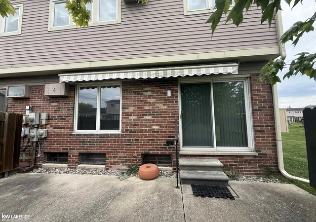 Listing Photo 2 - Condo for sale in building located at 20016 N Great Oaks Cir, Clinton Township, MI 48036 - Unit #