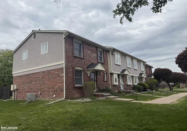 Homes for sale in Clinton Township, MI | 20016 N Great Oaks Circle Circle, Clinton Township, MI 48036 | MLS# 58050207903