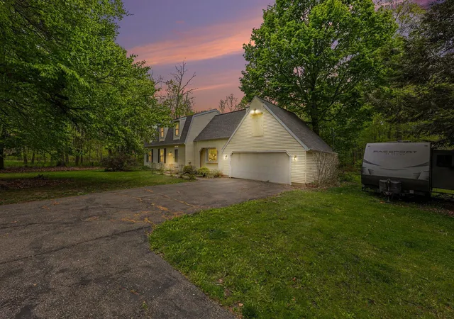 Photo 1 of Single family home for sale at 2813 Brookside Blvd, Jackson, MI 49203 | MLS# 55026022963 | Listing updated on 2026-06-06