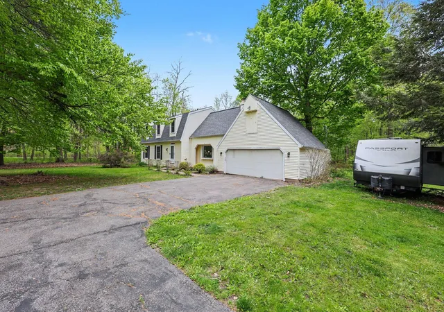 Photo 2 of Single family home for sale at 2813 Brookside Blvd, Jackson, MI 49203 | MLS# 55026022963 | Listing updated on 2026-06-06