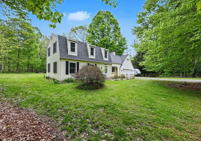 Photo 3 of Single family home for sale at 2813 Brookside Blvd, Jackson, MI 49203 | MLS# 55026022963 | Listing updated on 2026-06-06
