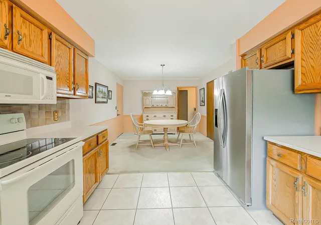 Listing Photo 5 - Condo for sale in building located at 38663 Cypress Mdw Dr, Clinton Township, MI 48036