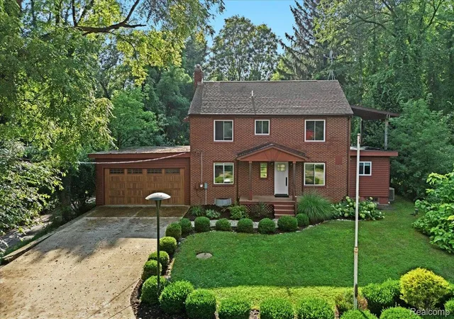 Photo 1 of Sale Pending at 1350 Pettibone Lake Rd, Highland, MI 48356 | MLS# 20261035791 | Listing updated on 2026-07-26