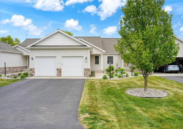 Listing Photo 3 - Condo for sale in building located at 4015 Eastbridge Cir, Stockbridge, MI 49285