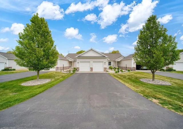 Listing Photo 4 - Condo for sale in building located at 4015 Eastbridge Cir, Stockbridge, MI 49285