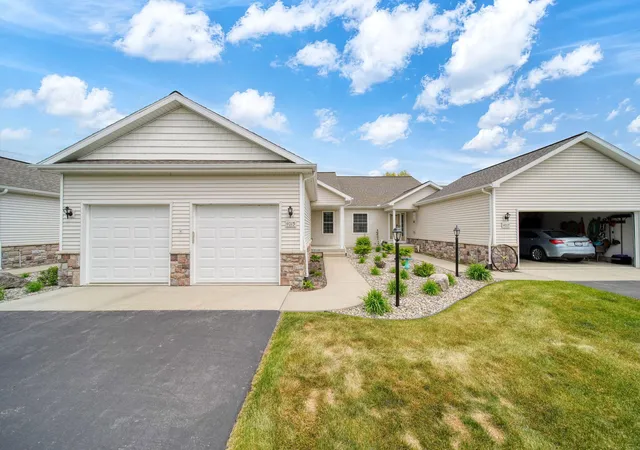 Listing Photo 5 - Condo for sale in building located at 4015 Eastbridge Cir, Stockbridge, MI 49285