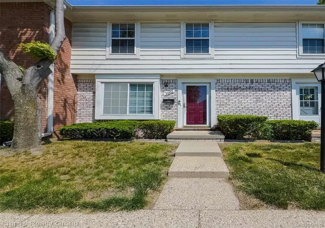 Listing Photo 1 - Condo for sale in building located at 3002 Seaton Circuit N, Warren, MI 48091