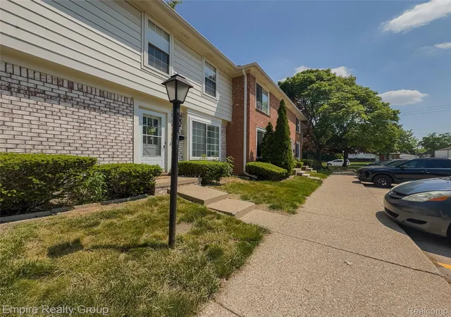Listing Photo 3 - Condo for sale in building located at 3002 Seaton Circuit N, Warren, MI 48091