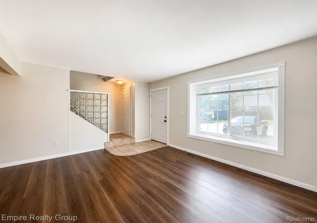 Listing Photo 4 - Condo for sale in building located at 3002 Seaton Circuit N, Warren, MI 48091