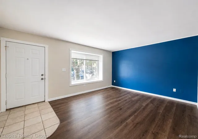Listing Photo 5 - Condo for sale in building located at 3002 Seaton Circuit N, Warren, MI 48091