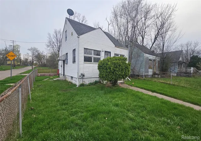 Photo 3 of Single family home for sale at 258 E Hobson Ave, Flint, MI 48505 | MLS# 20261036023 | Listing updated on 2026-07-06