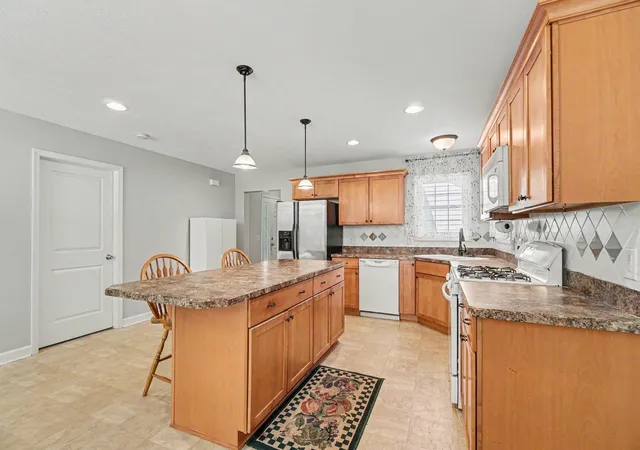 Listing Photo 5 - Condo for sale in building located at 4003 Eastbridge Rd, Stockbridge, MI 49285