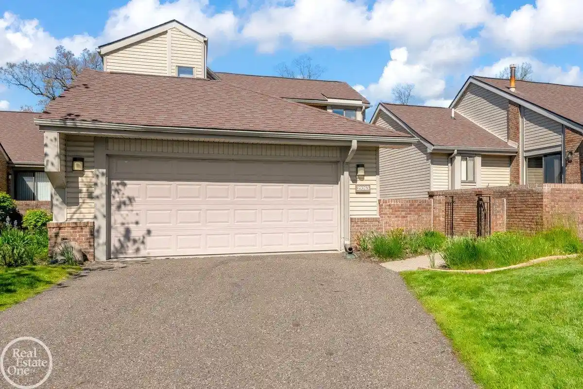 Listing Photo 2 - Condo for sale in 29263 W Chanticleer St located at 29263 W Chanticleer St, Southfield, MI 48034 - Unit 29263 W Chanticleer St