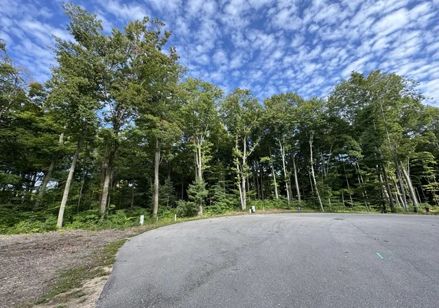 Photo 4 of Single family home for sale at 14672 Crst View Ct, Douglas, MI 49406 | MLS# 71026023282 | Listing updated on 2026-08-25