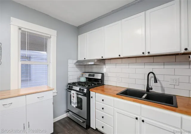 Listing Photo 4 - Condo for sale in building located at 437 W Bennett Ave, Ferndale, MI 48220