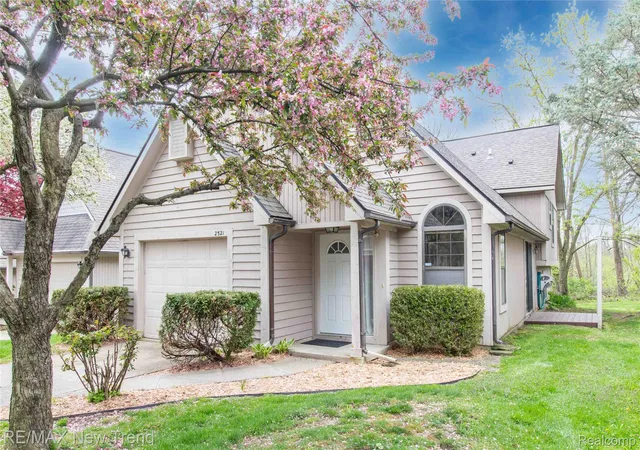 Listing Photo 3 - Condo for sale in building located at 2521 Country Vlg Ct, Ann Arbor, MI 48103