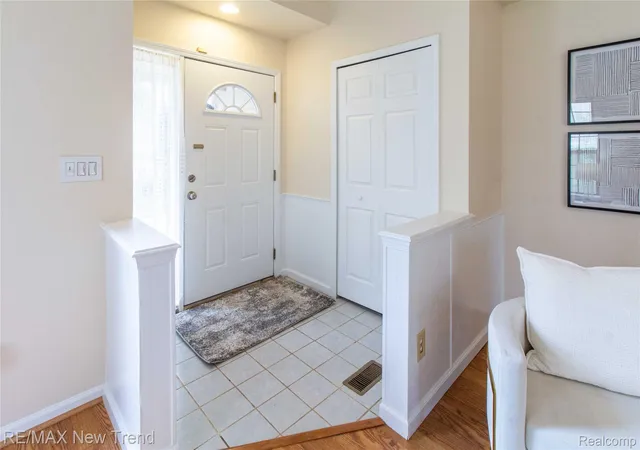 Listing Photo 4 - Condo for sale in building located at 2521 Country Vlg Ct, Ann Arbor, MI 48103