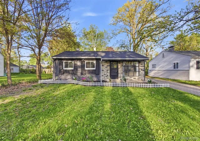 Photo 1 of Single family home for sale at 28032 Fairfax St, Southfield, MI 48076 | MLS# 20261036401 | Listing updated on 2026-09-01