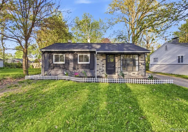 Photo 3 of Single family home for sale at 28032 Fairfax St, Southfield, MI 48076 | MLS# 20261036401 | Listing updated on 2026-09-01