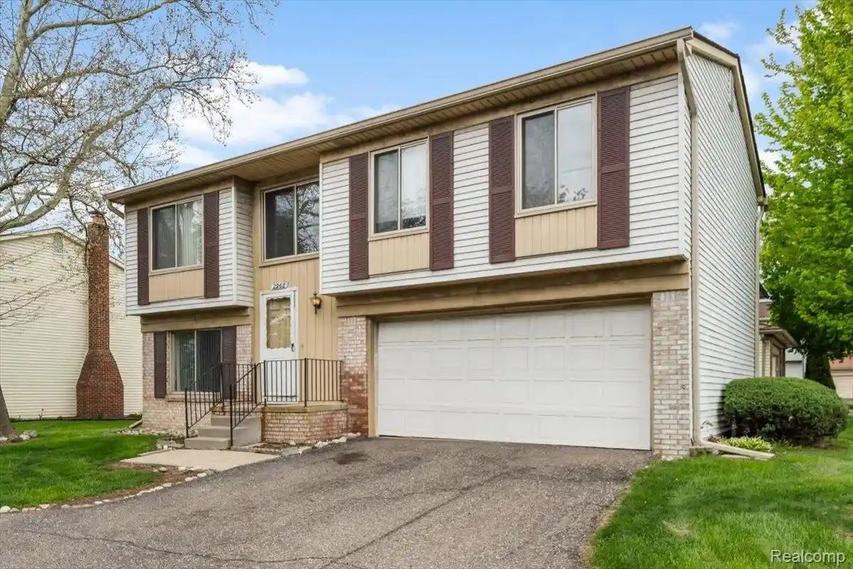Listing Photo 2 - Condo for sale in 2968 Roundtree Dr located at 2968 Roundtree Dr, Troy, MI 48083 - Unit 2968 Roundtree Dr