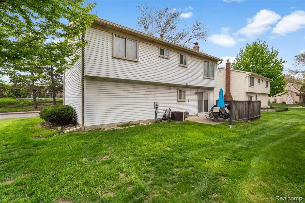 Listing Photo 21 - Condo for sale in 2968 Roundtree Dr located at 2968 Roundtree Dr, Troy, MI 48083 - Unit 2968 Roundtree Dr