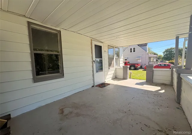 Photo 3 of Single family home for sale at 814 Alvord Ave, Flint, MI 48507 | MLS# 20261036508 | Listing updated on 2026-07-06