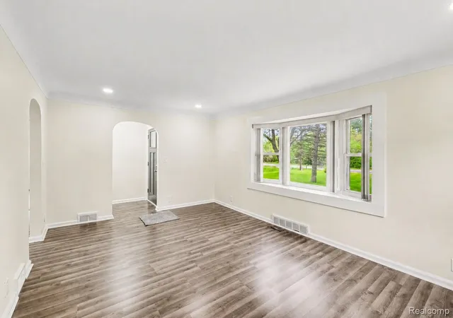Photo 3 of Single family home for sale at 1093 W Maple Ave, Flint, MI 48507 | MLS# 20261036562 | Listing updated on 2026-09-08