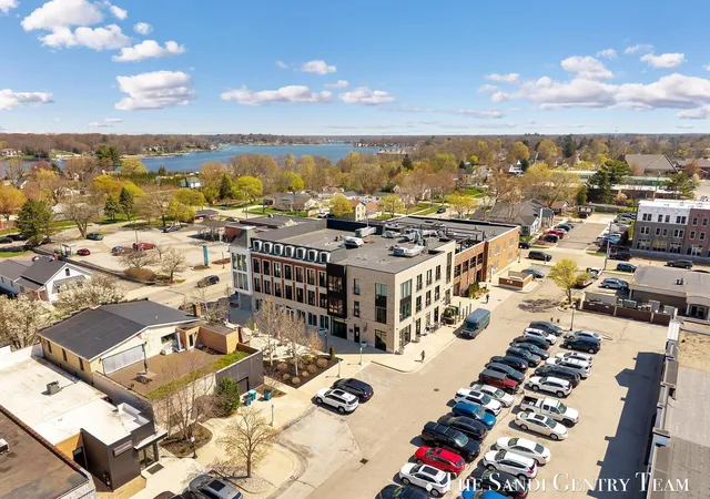 2nd image of 110 W Savidge St, Spring Lake, MI 49456