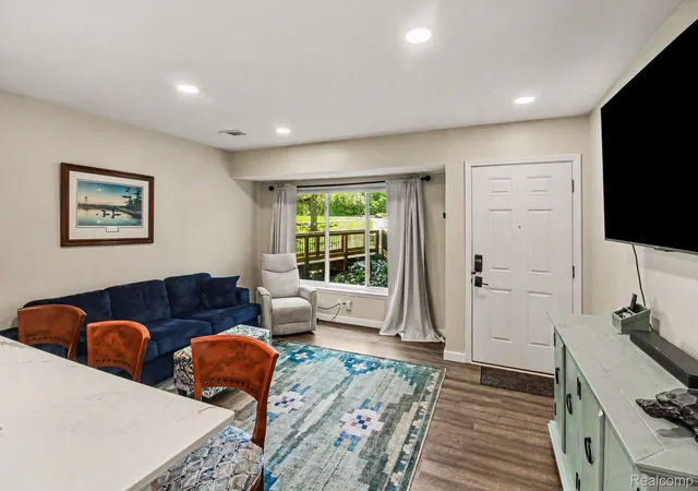 Listing Photo 3 - Condo for sale in building located at 851 Union St, MilfordVillage_Oakland, MI 48381 - Unit #40