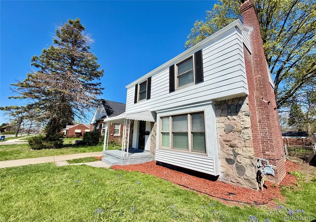 Photo 3 of Single family home for sale at 7200 W Outer Dr, Detroit, MI 48235 | MLS# 20261036689 | Listing updated on 2026-07-07