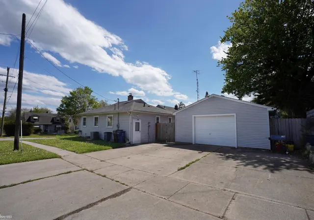 Photo 4 of Single family home for sale at 3102 Yale St, Flint, MI 48503 | MLS# 5050208345 | Listing updated on 2026-09-15