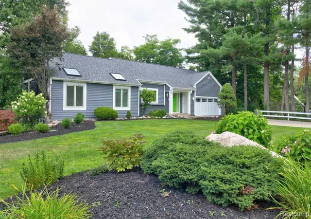 Photo 2 of Single family home for sale at 2973 Thorncrest Dr Se, Grand Rapids, MI 49546 | MLS# 20261036957 | Listing updated on 2026-09-03