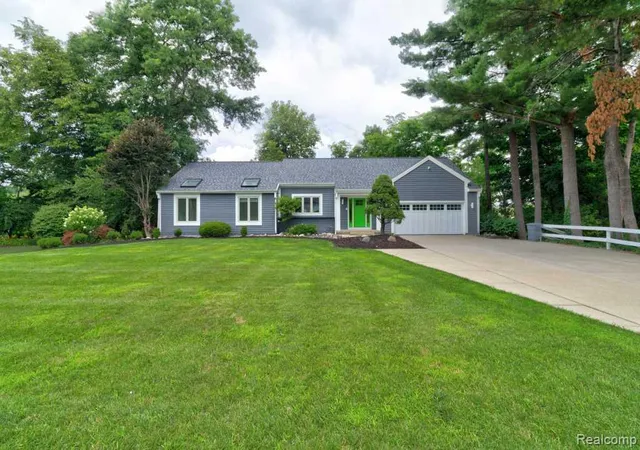 Photo 3 of Single family home for sale at 2973 Thorncrest Dr Se, Grand Rapids, MI 49546 | MLS# 20261036957 | Listing updated on 2026-09-03