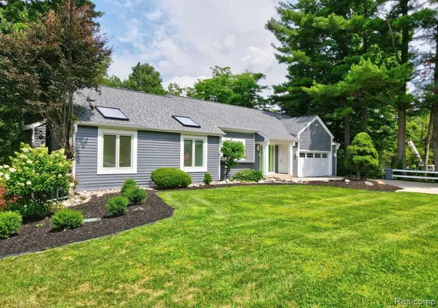 Photo 3 of Single family home for sale at 2973 Thorncrest Dr SE, Grand Rapids, MI 49546 | MLS# 20261036957 | Listing updated on 2026-09-03