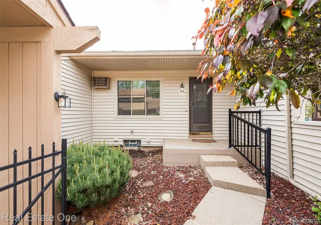 Listing Photo 3 - Condo for sale in building located at 25137 Jefferson Ct, South Lyon, MI 48178 - Unit #4