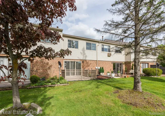 Listing Photo 4 - Condo for sale in building located at 25137 Jefferson Ct, South Lyon, MI 48178 - Unit #4