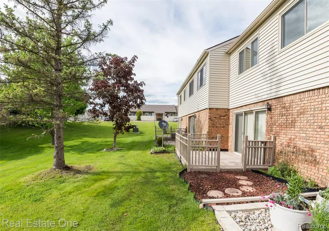 Listing Photo 5 - Condo for sale in building located at 25137 Jefferson Ct, South Lyon, MI 48178 - Unit #4