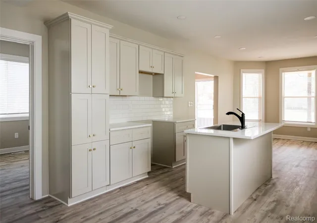 Listing Photo 4 - Condo for sale in building located at 3450 Townsend St, Detroit, MI 48214