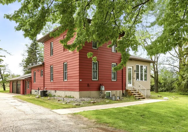 Photo 2 of Single family home for sale at 3285 Kochville Rd, Saginaw, MI 48604 | MLS# 61050208447 | Listing updated on 2026-05-21