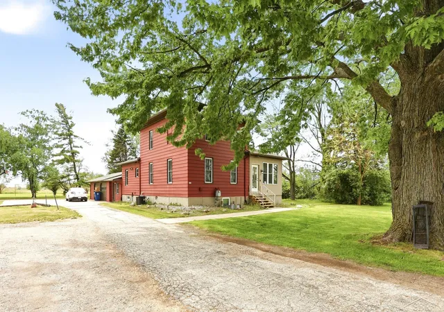 Photo 3 of Single family home for sale at 3285 Kochville Rd, Saginaw, MI 48604 | MLS# 61050208447 | Listing updated on 2026-05-21