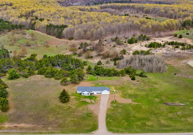 Photo 2 of Single family home for sale at 5568 S Us 131, Mancelona, MI 49659 | MLS# 78080068581 | Listing updated on 2026-06-29