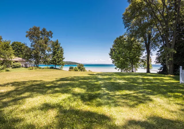 Photo 3 of Single family home for sale at 4133 Old Mission Rd, Traverse City, MI 49686 | MLS# 78080068582 | Listing updated on 2026-10-01