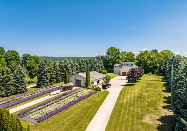 Photo 4 of Single family home for sale at 4133 Old Mission Rd, Traverse City, MI 49686 | MLS# 78080068582 | Listing updated on 2026-10-01