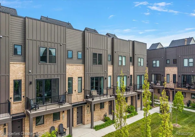 Photo 3 of Condo for sale at 1083 Hampton Cir, Grosse Pointe Woods, MI 48236 | MLS# 20261037116 | Listing updated on 2026-07-06