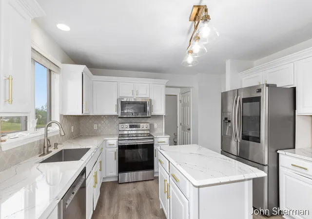 Photo 4 of Single family home for sale at 6939 Dale Holw Dr SE, Caledonia, MI 49316 | MLS# 65026024062 | Listing updated on 2026-07-29