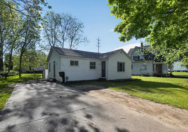 Photo 2 of Single family home for sale at 225 Grafton Ave, Alma, MI 48801 | MLS# 79080068611 | Listing updated on 2026-07-09