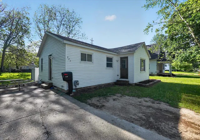 Photo 3 of Single family home for sale at 225 Grafton Ave, Alma, MI 48801 | MLS# 79080068611 | Listing updated on 2026-07-09