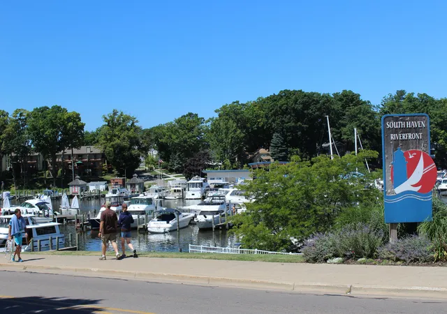 2nd image of 914 Indiana Ave, South Haven, MI 49090