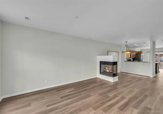 Listing Photo 3 - Condo for sale in building located at 3214 Camden Dr, Troy, MI 48084 - Unit #28