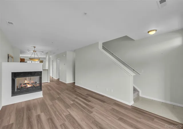 Listing Photo 4 - Condo for sale in building located at 3214 Camden Dr, Troy, MI 48084 - Unit #28